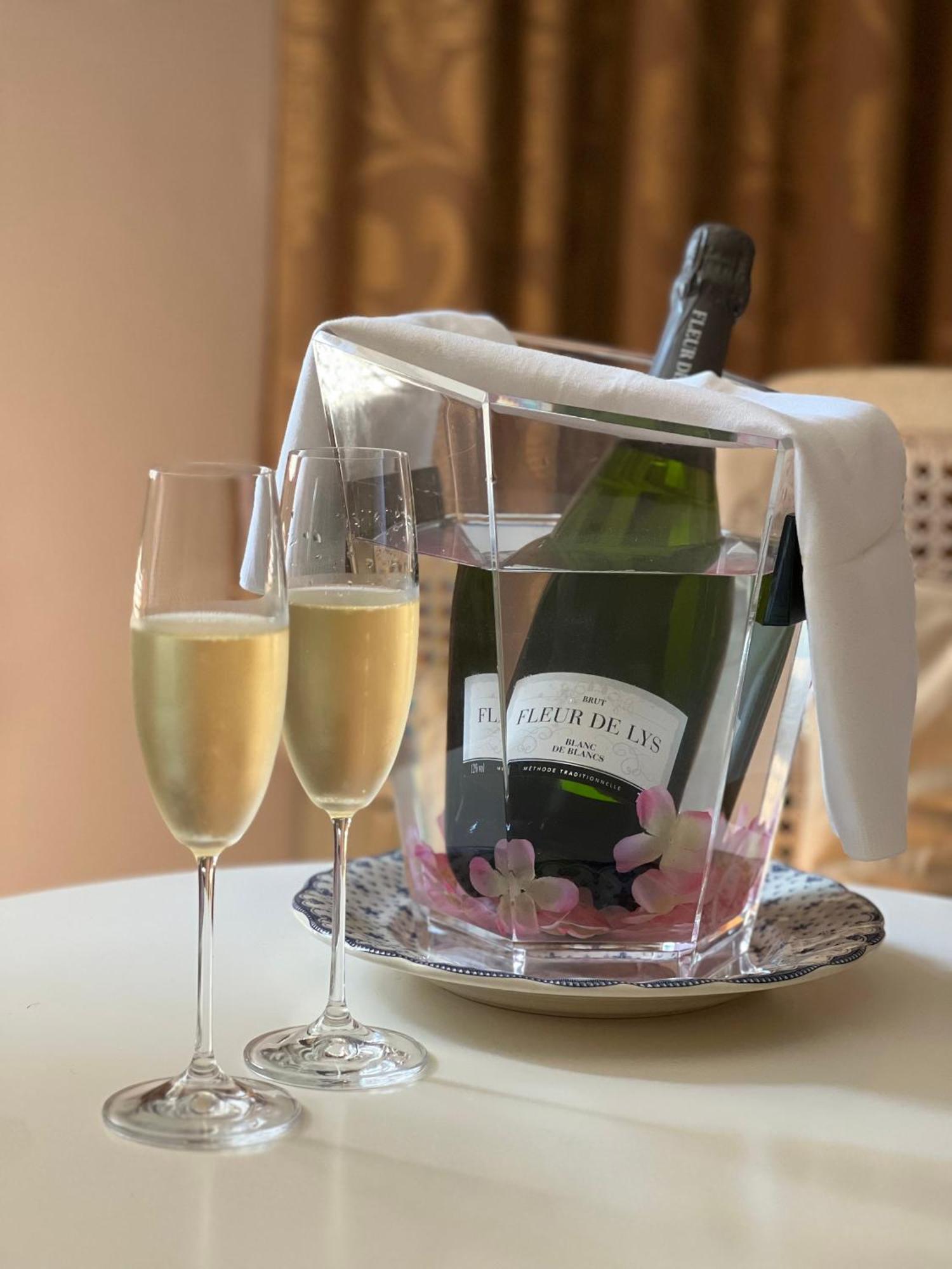 Hotel Fleur De Lys Zedelgem Bagian luar foto